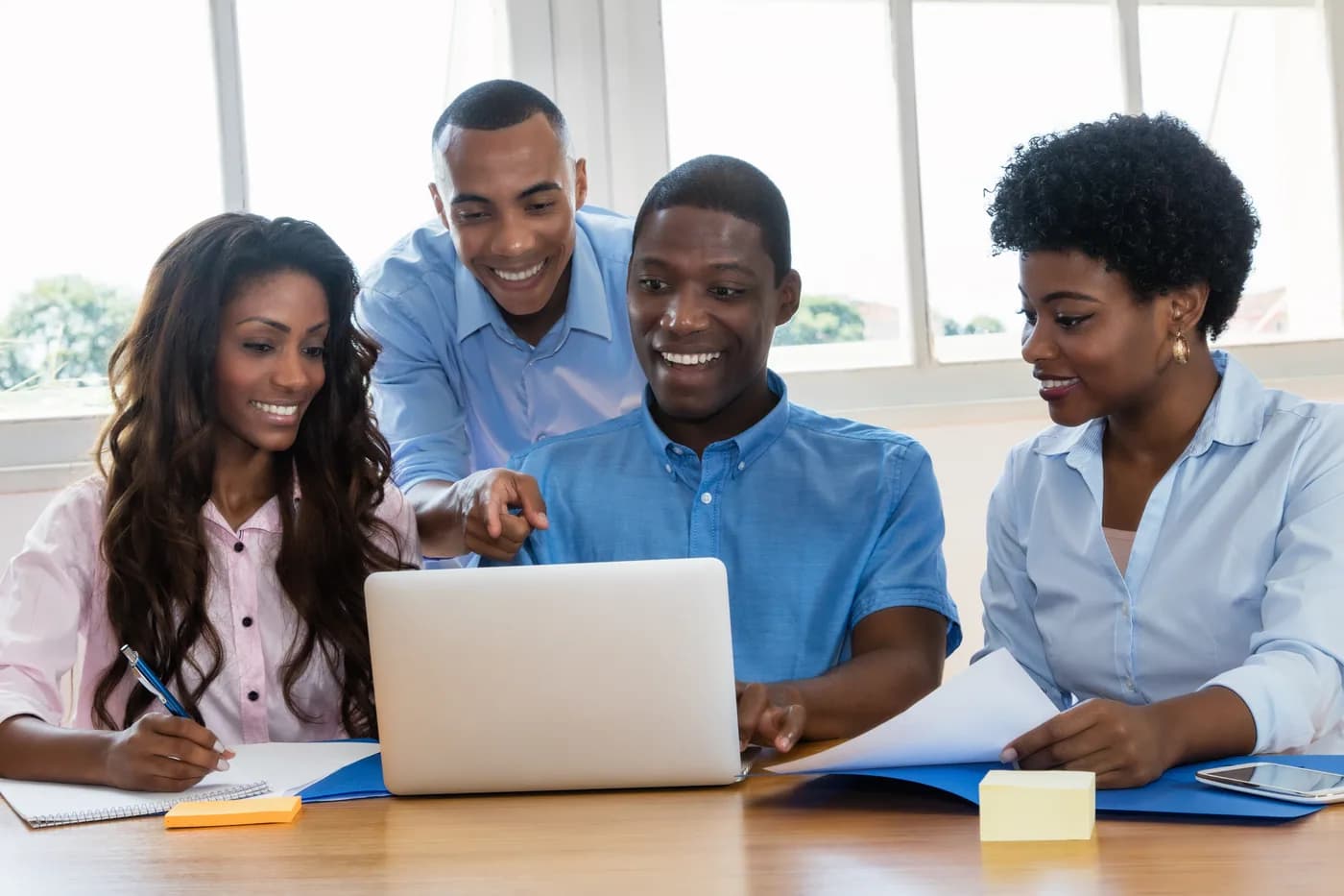 Groupe d’étudiants en collaboration